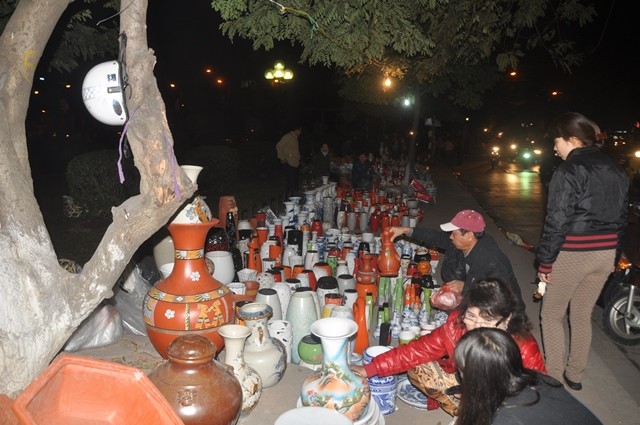 'Ceramic market' along To Lich River in Hanoi - ảnh 3